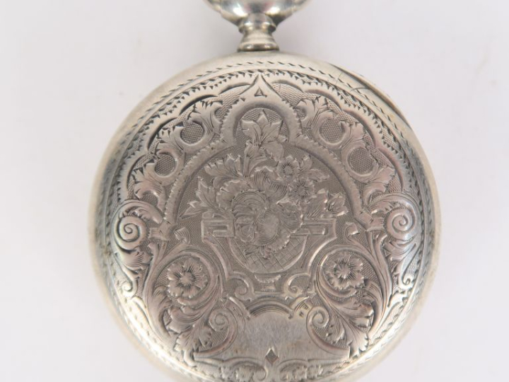 ZENITH. Montre de gousset en argent, à décor de rinceaux feuillagés, c
