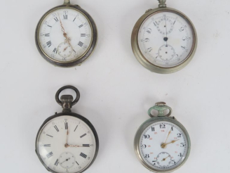Vente aux enchères 4 différentes montres de gousset en argent ou métal argenté, cadrans é