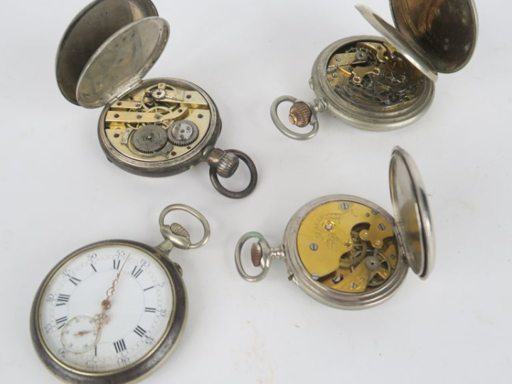 4 différentes montres de gousset en argent ou métal argenté, cadrans é