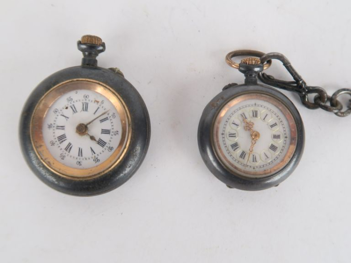 2 montres de col Napoléon III en métal argenté et doré, cadrans émaill