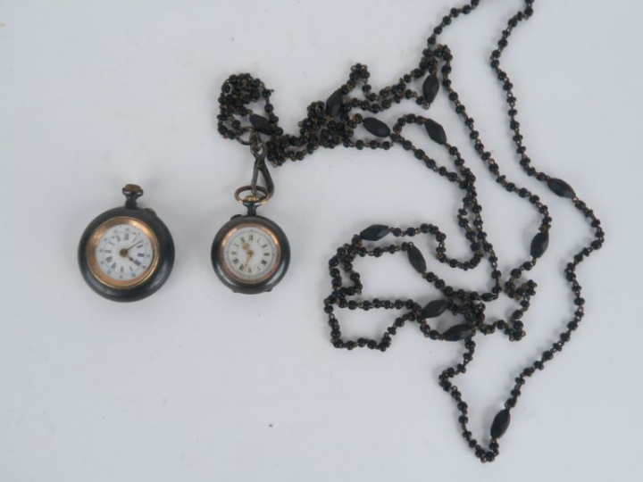 2 montres de col Napoléon III en métal argenté et doré, cadrans émaill