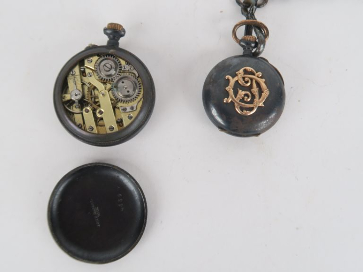 2 montres de col Napoléon III en métal argenté et doré, cadrans émaill