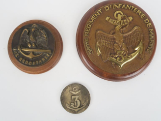 Vente aux enchères 3 différentes plaques commémoratives en bronze à l'éffigie des troupes