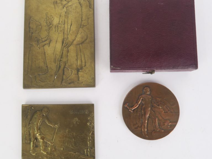 Henri NOCQ. "Gloire au libérateur". Plaque en bronze signée. Dim. 9,5 