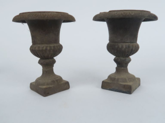 Vente aux enchères Paire de vases Médicis miniatures en fonte. H. 13 cm.