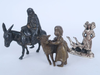 Vente aux enchères Trois différents sujets en bronze ou régule, "jeune fille et l'agneau"