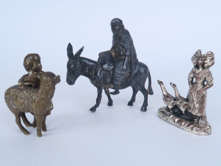 Trois différents sujets en bronze ou régule, "jeune fille et l'agneau"
