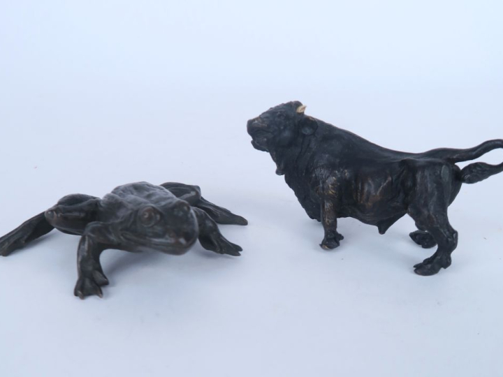 Sujet en bronze à patine brune, "grenouille". Dim. 8 x 10 cm.   On y j