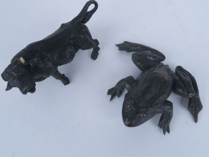 Sujet en bronze à patine brune, "grenouille". Dim. 8 x 10 cm.   On y j