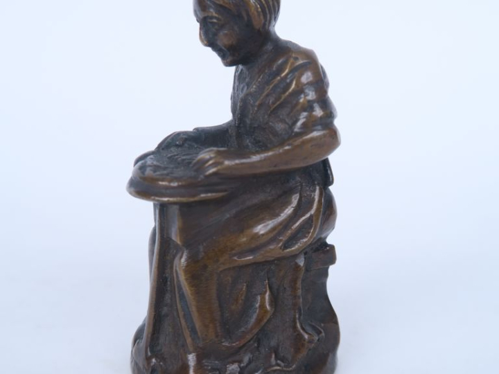 Clochette XIXème en bronze à patine brune figurant une "femme au fichu