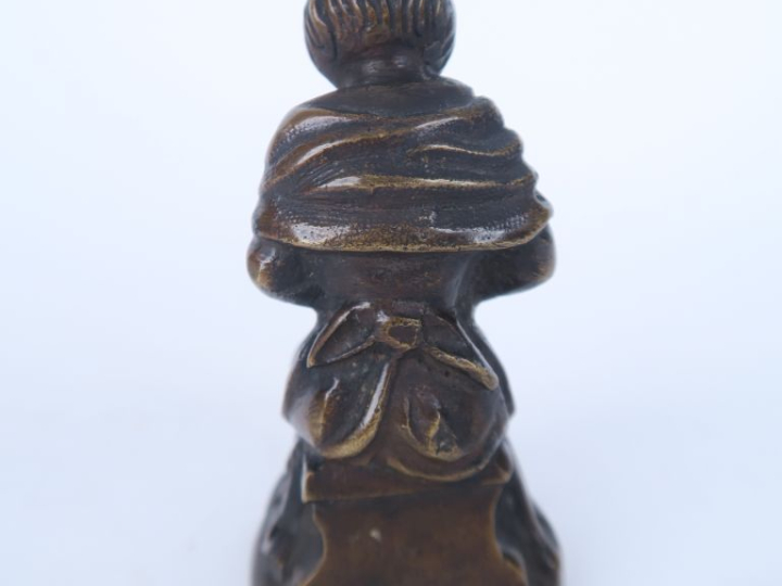Clochette XIXème en bronze à patine brune figurant une "femme au fichu