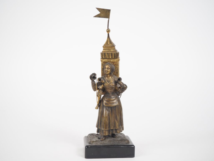 Sujet en bronze double patine " La marchande d'eau". H. ( avec le socl
