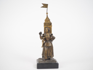 Vente aux enchères Sujet en bronze double patine " La marchande d'eau". H. ( avec le socl