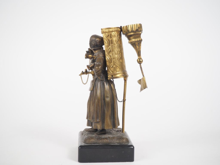 Sujet en bronze double patine " La marchande d'eau". H. ( avec le socl