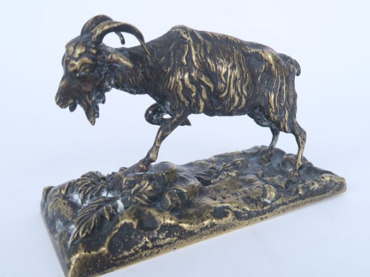 MENE (d'après).  "Bouc" Sujet en bronze. Signé. Dim. 8 x 13 x 6 cm.