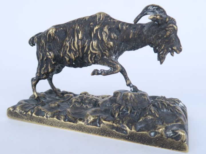 MENE (d'après).  "Bouc" Sujet en bronze. Signé. Dim. 8 x 13 x 6 cm.