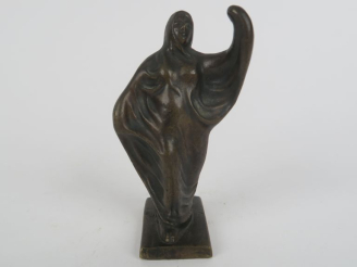 Vente aux enchères Sujet en bronze début XXème, "Tanagra". H. 10 cm.