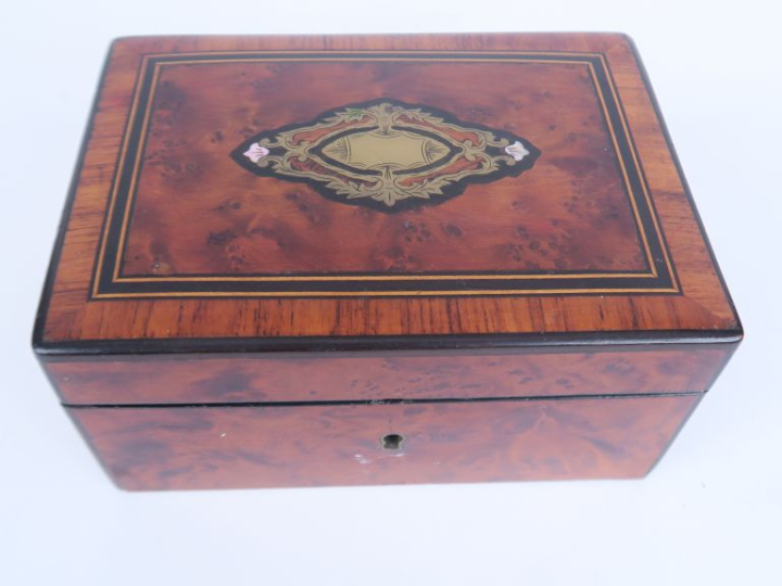 Coffret Napoléon III en marqueterie et frisage, intérieur de soie roug