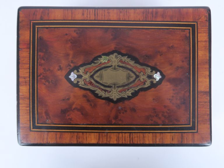 Coffret Napoléon III en marqueterie et frisage, intérieur de soie roug