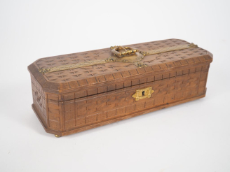 Vente aux enchères Boîte à bijoux de style néogothique en bois sculpté et laiton. Dim. 7 