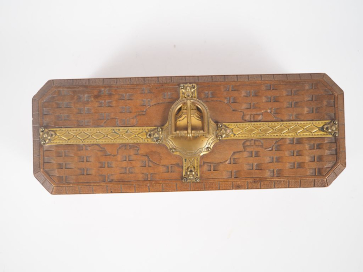 Boîte à bijoux de style néogothique en bois sculpté et laiton. Dim. 7 