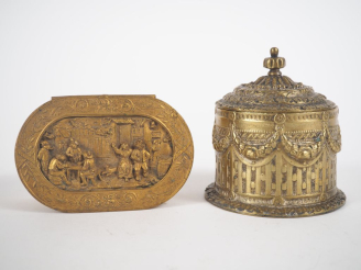 Vente aux enchères Boîte à bijoux Napoléon III en métal doré à décor en léger relief d'un