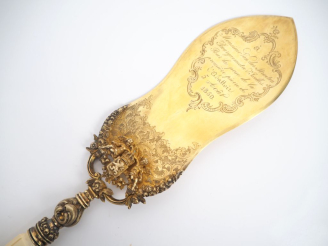 Vente aux enchères Pelle à tarte décorative en métal doré et ivoire à décor d'angelots et