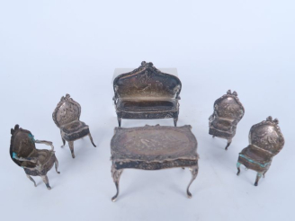 Vente aux enchères Mobilier de poupée en argent ciselé composé de 2 fauteuils, 2 chaises,