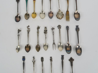 Vente aux enchères 22 différentes cuilllères "souvenir" en argent, métal argenté ou doré 