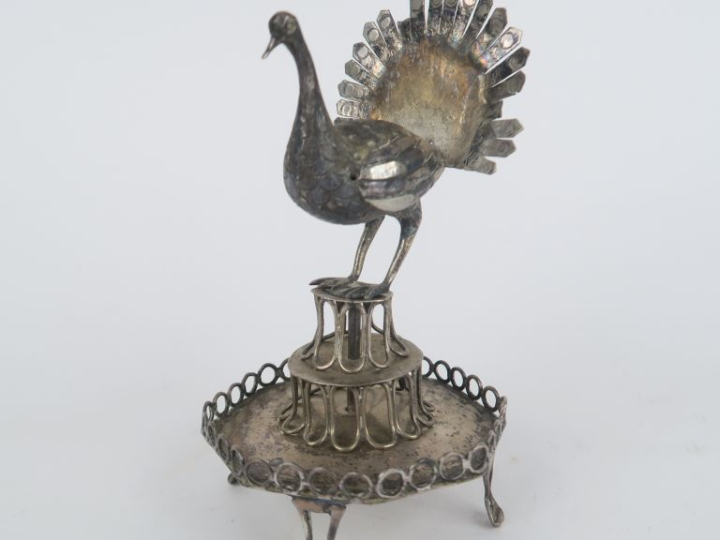Baguier en métal argenté à décor ajouré et surmonté d'un paon. H. 12 c