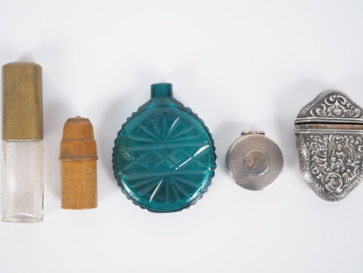 2 différentes boîtes à pilules en argent l'un signée PUIFORCAT. Dim. 5