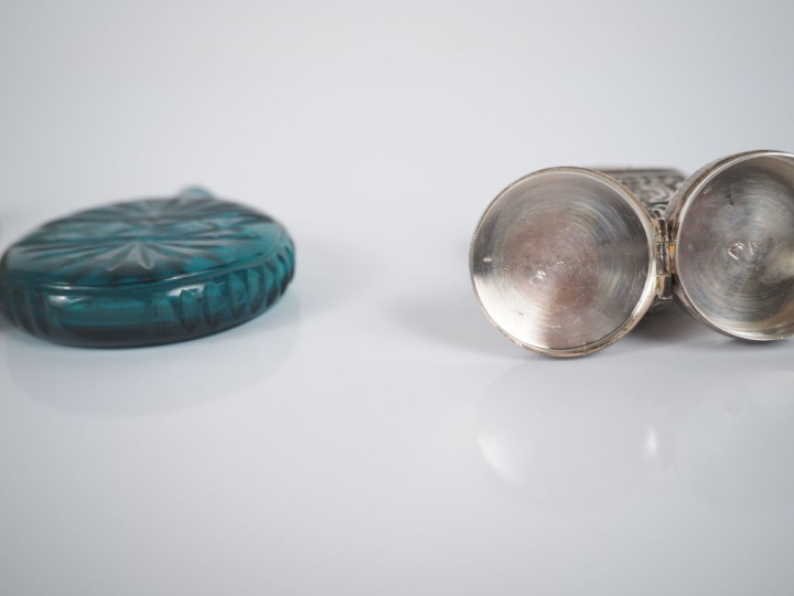 2 différentes boîtes à pilules en argent l'un signée PUIFORCAT. Dim. 5