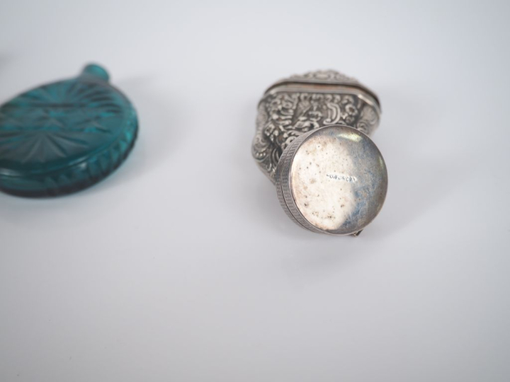 2 différentes boîtes à pilules en argent l'un signée PUIFORCAT. Dim. 5