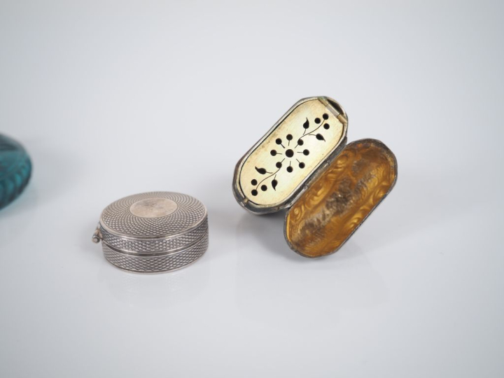 2 différentes boîtes à pilules en argent l'un signée PUIFORCAT. Dim. 5