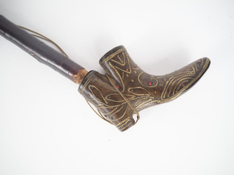 Vente aux enchères Pipe fin XIXème en bois, corne et laiton figurant une bottine. Dim. 59
