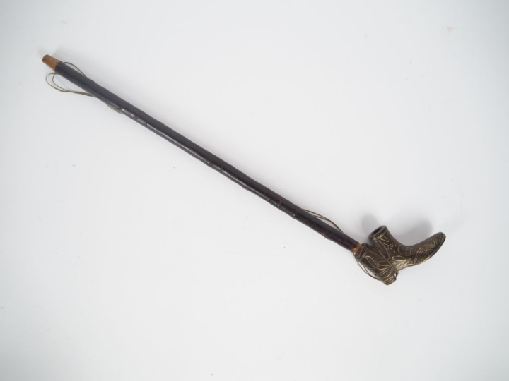 Pipe fin XIXème en bois, corne et laiton figurant une bottine. Dim. 59