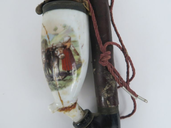 2 différentes pipes autrichiennes XIXème en porcelaine, métal et bois 
