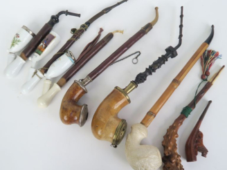 Vente aux enchères Collection de 9 différentes pipes en bois, corne, écume de mer et bois