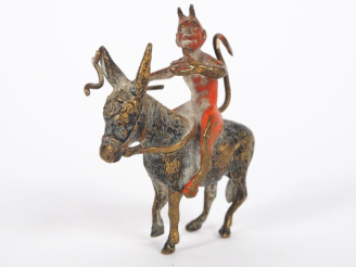 Vente aux enchères Sujet en plomb polychrome de Vienne, "Satyre sur une mûle". Dim. 6 x 5