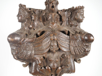 Vente aux enchères Plaque murale en bois sculpté à décor de bustes de chimères ailées. Di