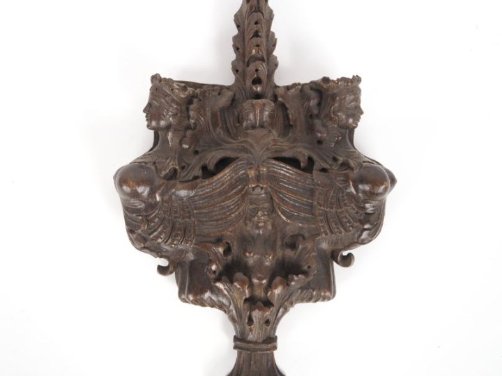 Plaque murale en bois sculpté à décor de bustes de chimères ailées. Di