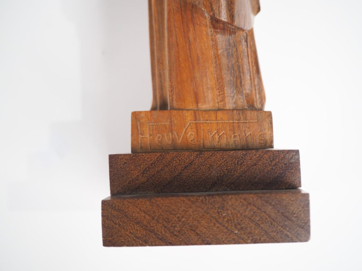 HEUVELMANS. 'Vierge à l'enfant'.  Scuplture chryséléphantine. Signée. 