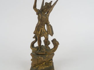 Vente aux enchères Groupe en régule doré,  "Saint Georges terrassant le dragon". H. 23 cm