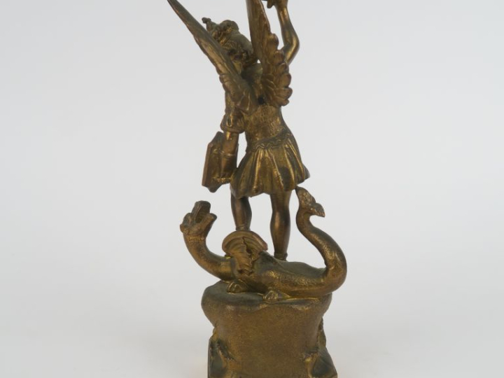 Groupe en régule doré,  "Saint Georges terrassant le dragon". H. 23 cm