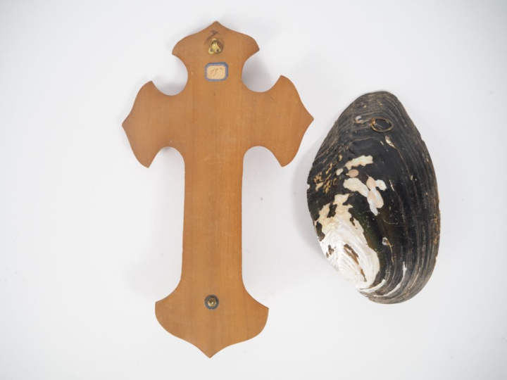2 bénitiers en bois, laiton et nacre. H. 31 et 20 cm.