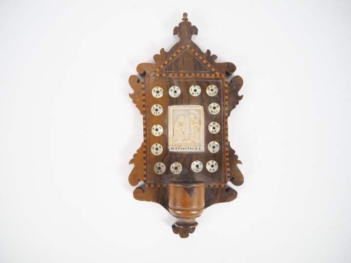 Bénitier souvenirs de Jérusalem en bois sculpté, marqueterie et incrus