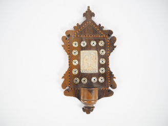 Vente aux enchères Bénitier souvenirs de Jérusalem en bois sculpté, marqueterie et incrus