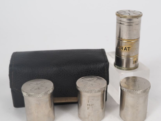 Vente aux enchères Etui en cuir contenant trois flacons à Saintes huiles. On y joint un f