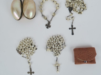 Vente aux enchères Œuf à chapelet Napoléon III en nacre et métal, avec son chapelet et so