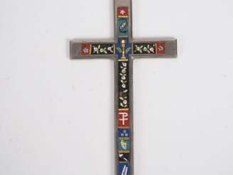 Vente aux enchères Crucifix fin XIXème en métal argenté et micromosaïque. Dim. 16 x 8 cm.